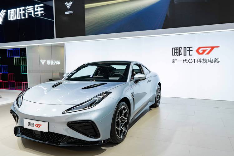 广州236哪吒汽车在智能汽车领域的表现，领途汽车在新能源汽车市场中的影响力